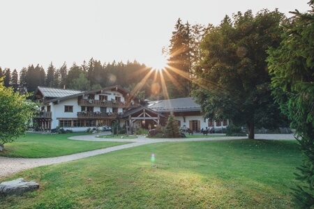 Schlossanger Alp Aussenansicht 1 (Foto: Titelbild, Gewinnspiel: © Hotel Schlossanger Alp, Pfronten)