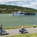 Radtour entlang der Donau - Im Hintergrund die MS Primadonna