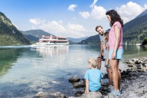 Familie mit 2 Kindern sitzt am Achensee