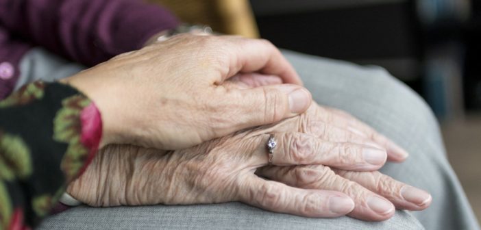 Person hält Hand einer anderen Person