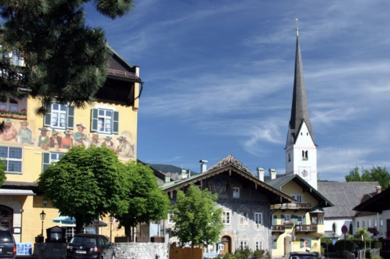 Radtouren Bayern Kirche im Dorf neben Häusern