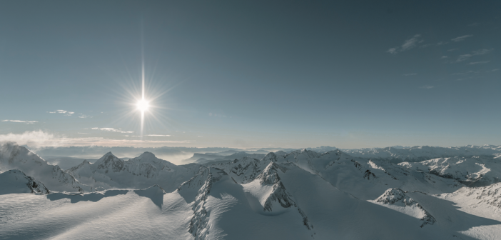 Alpen schneebedeckt bei Sonnenschein