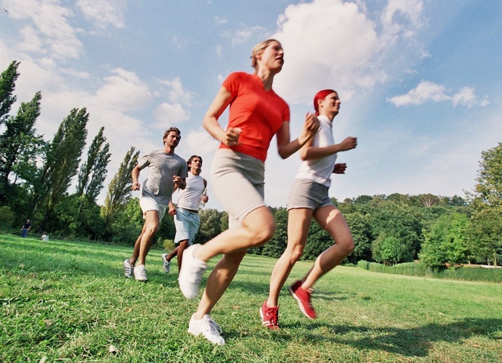 Mehrere Personen beim Laufen in der Natur